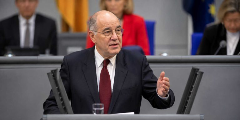 Gregor Gysi im Bundestag quer