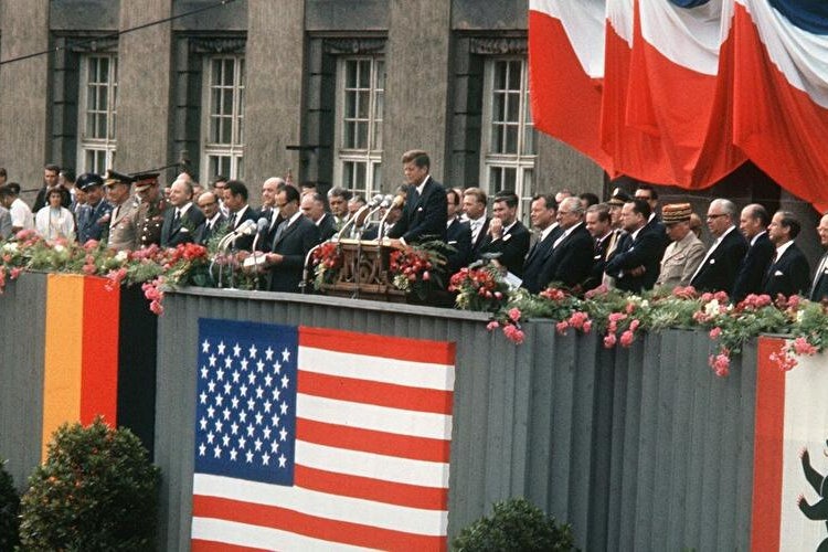 JFK 1963 vor dem Schöneberger Rathaus